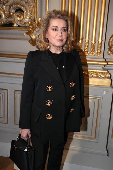 Catherine Deneuve @ Paris Fashion Week 6 mars 2023 show 